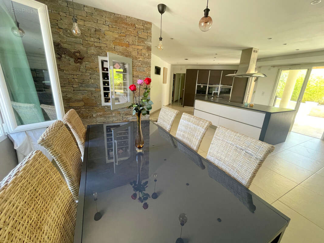 Villa contemporaine de plain pied de 130 m2 avec 3 chambres piscine garage 1000m2 de terrain - photo 8
