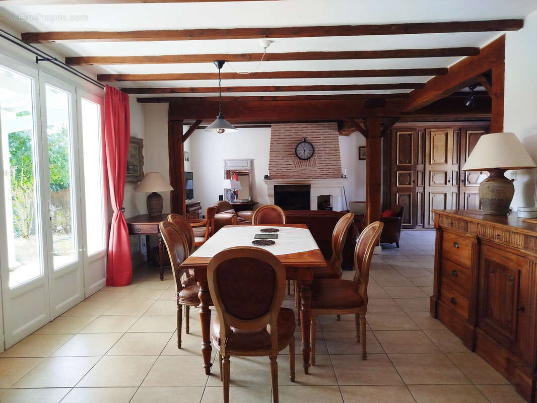 Belle maison familiale de 159 m2 avec piscine sur une parcelle arborée de 2 363 m2 - photo 6