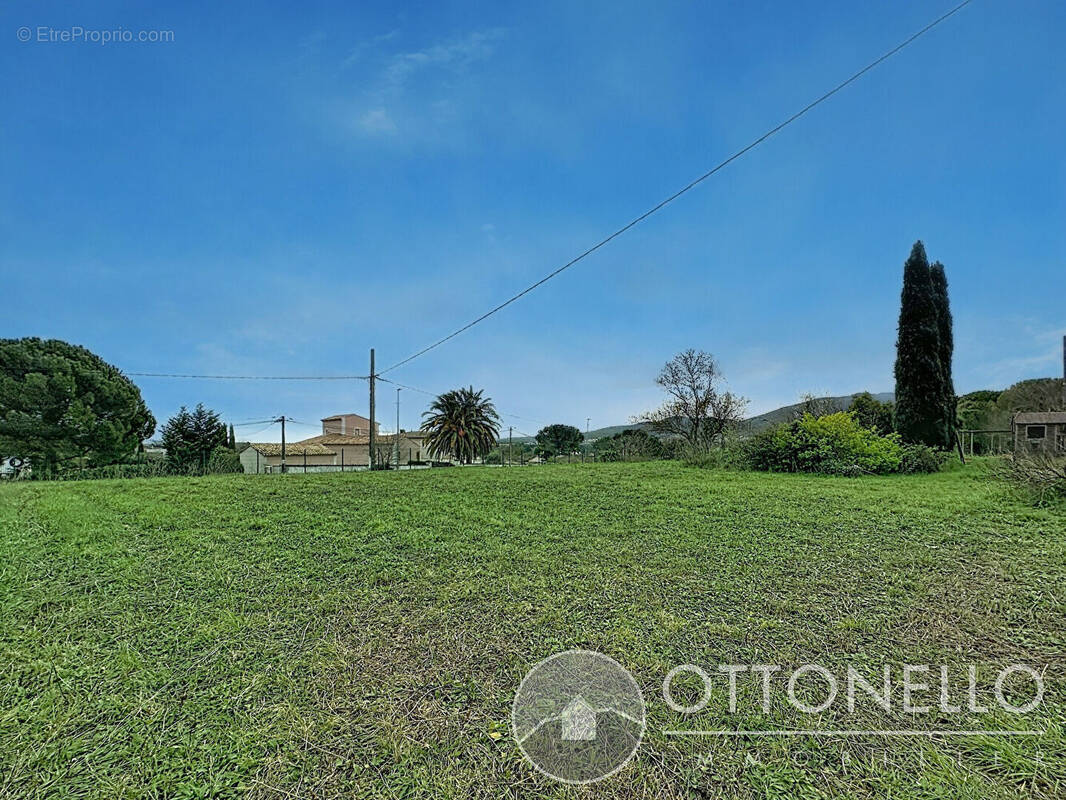 Terrain à ROQUEBRUNE-SUR-ARGENS
