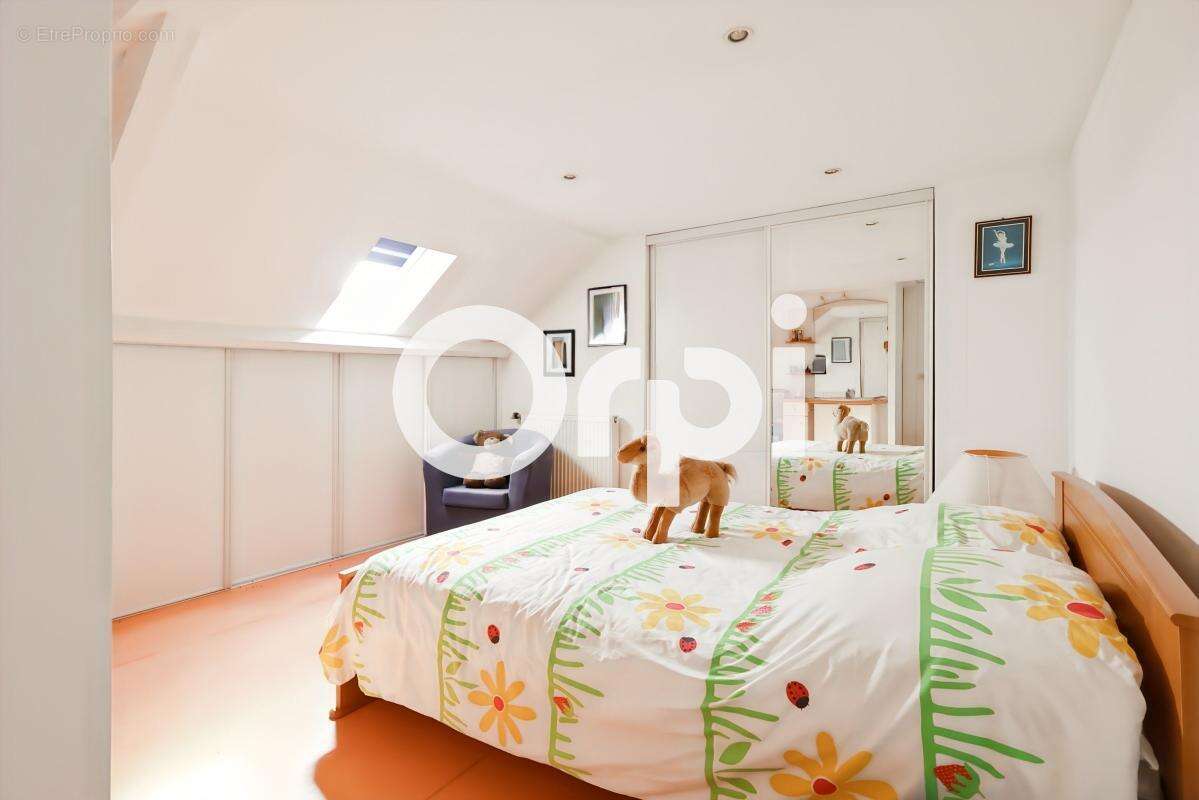 Maison 5 chambre(s), garage, buanderie, cuisine d'été, véranda, cave, jardin et terrasse exposés sud-ouest à ROSENDAËL (59240) - photo 12