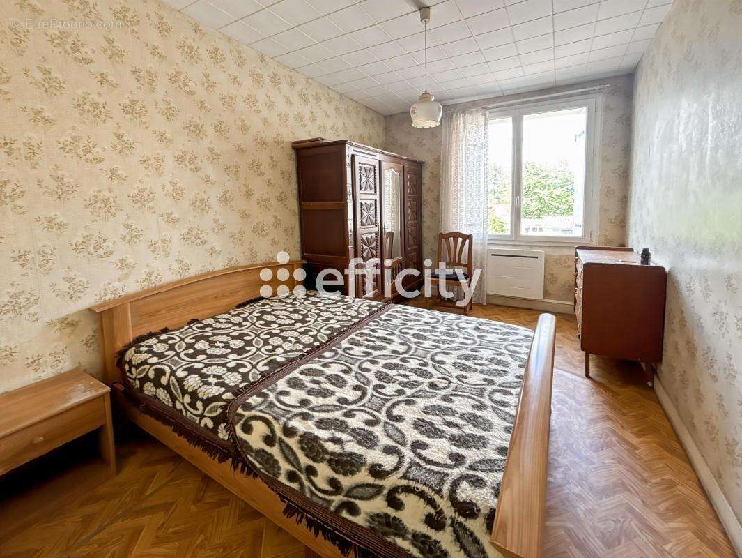 Maison 93 m² à Saintes  - photo 6