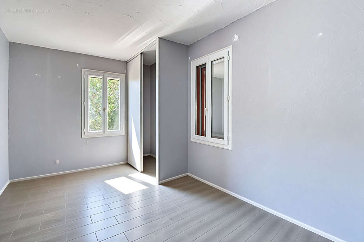 À VENDRE EN EXCLUSIVITÉ - CALLAS Maison 4 chambres avec piscine et grand terrain de 3205 m² - photo 14