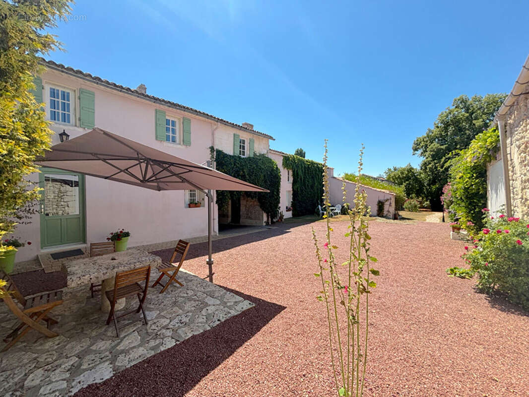 Maison d'exception à Nancras : un havre de paix au coeur du centre-ville - photo 2