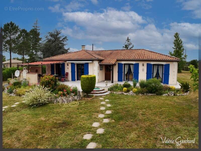 MONTPON-MÉNESTEROL - Maison de plain pied de 3 chambres, double garage et jardin de 3700 m² - photo 7