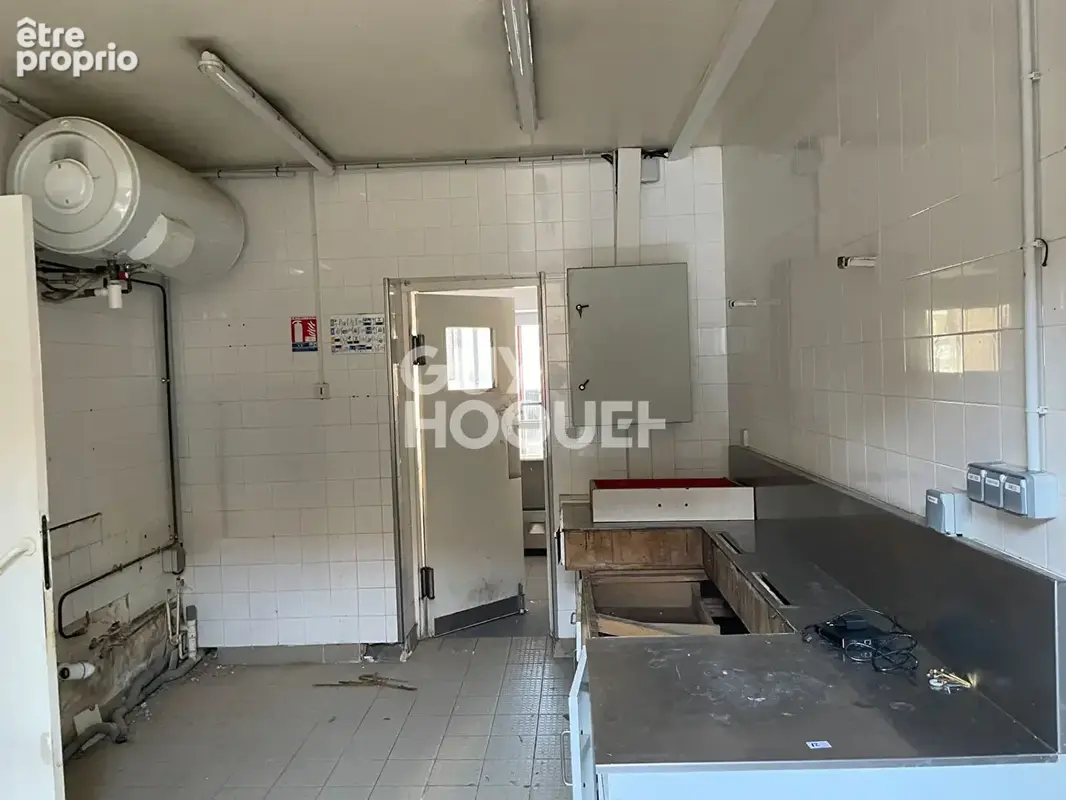 Immeuble avec commerce , logement et dépendance à Saint Laurent de Mure - Réf 4730 - 395 000 - photo 4