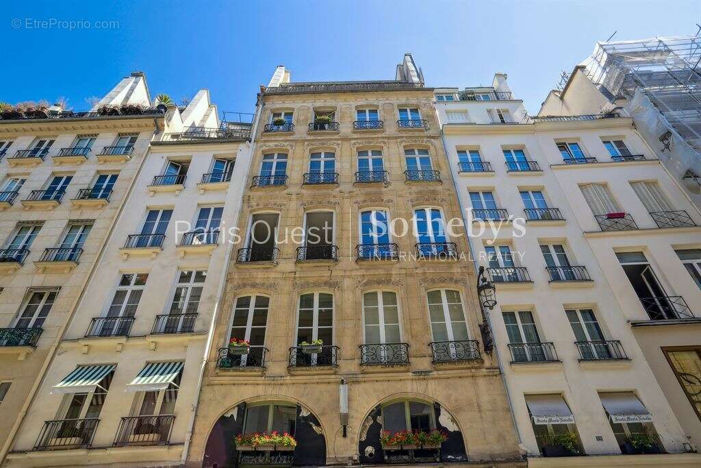 Appartement à PARIS-1E