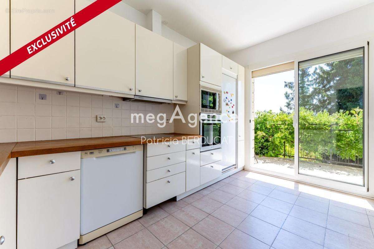 PROPRIETE FAMILIALE avec MAISON et ANNEXE / 189m² / 5 CHAMBRES - Avec terrasse et jardin arboré - photo 11