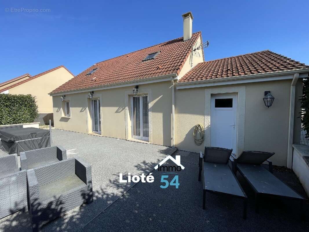 Maison à CREVECHAMPS