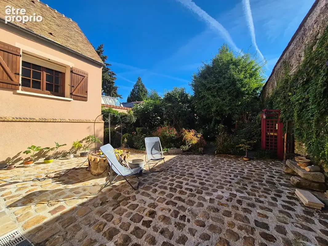 Centre-ville de Nangis_Maison de caractère 200m² - 5 chambres, jardin et dépendance - photo 9