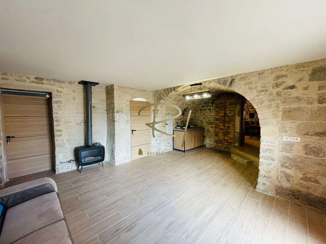 Maison à SAINT-JEAN-DE-MARUEJOLS-ET-AVEJAN