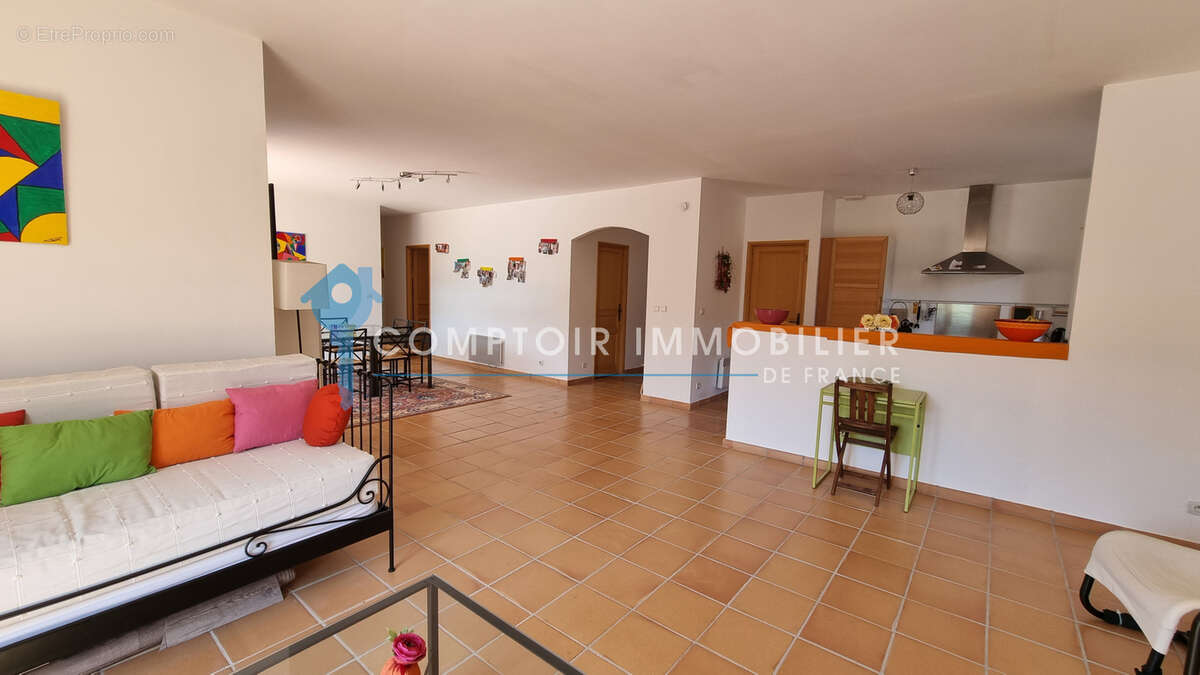 À VENDRE (83) - BARGEMON - Villa avec piscine et vue sur les collines - photo 4