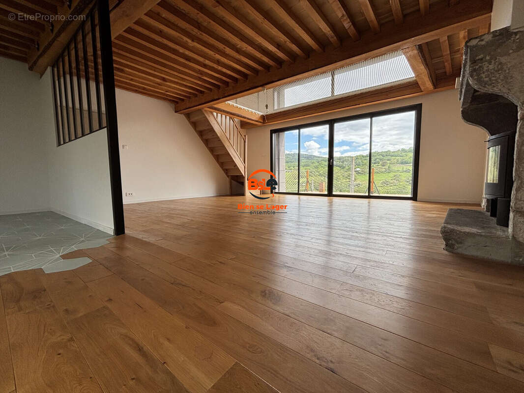 VENTE MAISON CARACTERE RENOVEE 4 CHAMBRES TERRAIN AGENCE BSLE BIEN SE LOGER ENSEMBLE PONT DU CHATEAU  - Maison à ROMAGNAT