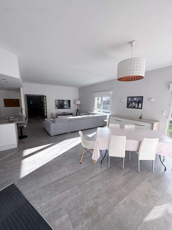 Maison d'architecte de 300m2 sur un terrain de 5.79 ares avec jardin et garage - photo 2