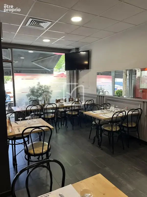 Ensemble immobilier de 799 m2 : Hôtel 2 étoiles, bar et restaurant - photo 4