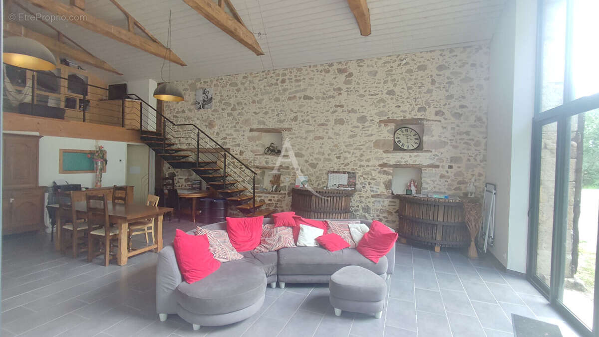 À quelques minutes d'Aizenay  Magnifique grange en pierre rénovée sur plus de 2 970 m² de terrain - photo 5
