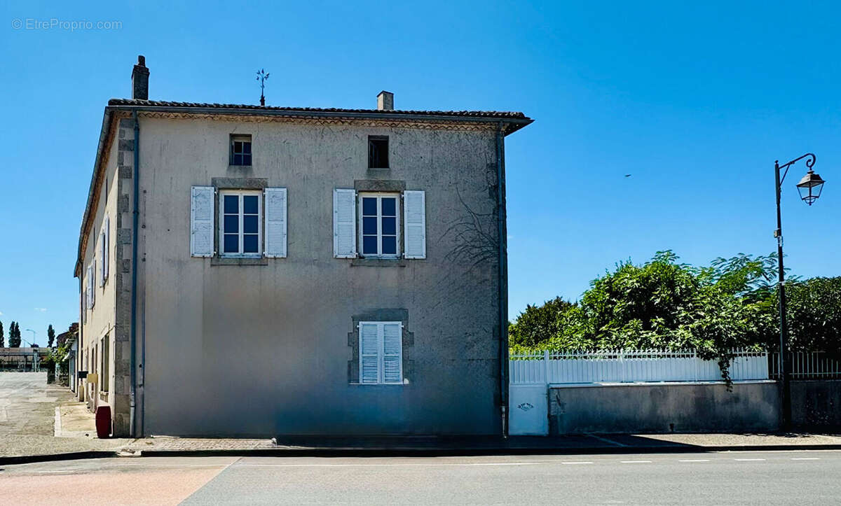 Maison à BUSSIERE-POITEVINE