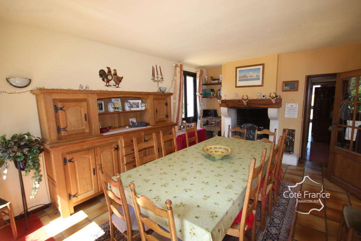 AUBRIVES VILLA DE CARACTERE sur un terrain de 3600 m2, proch - photo 9