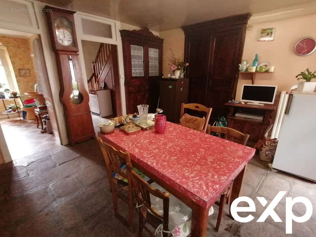 Maison à SAINT-ETIENNE-DE-FURSAC