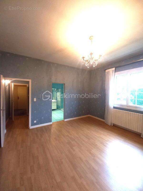 Maison traditionnelle spacieuse sur 2271 m² de terrain à Lourdes : votre havre de paix à découvrir ! - photo 11