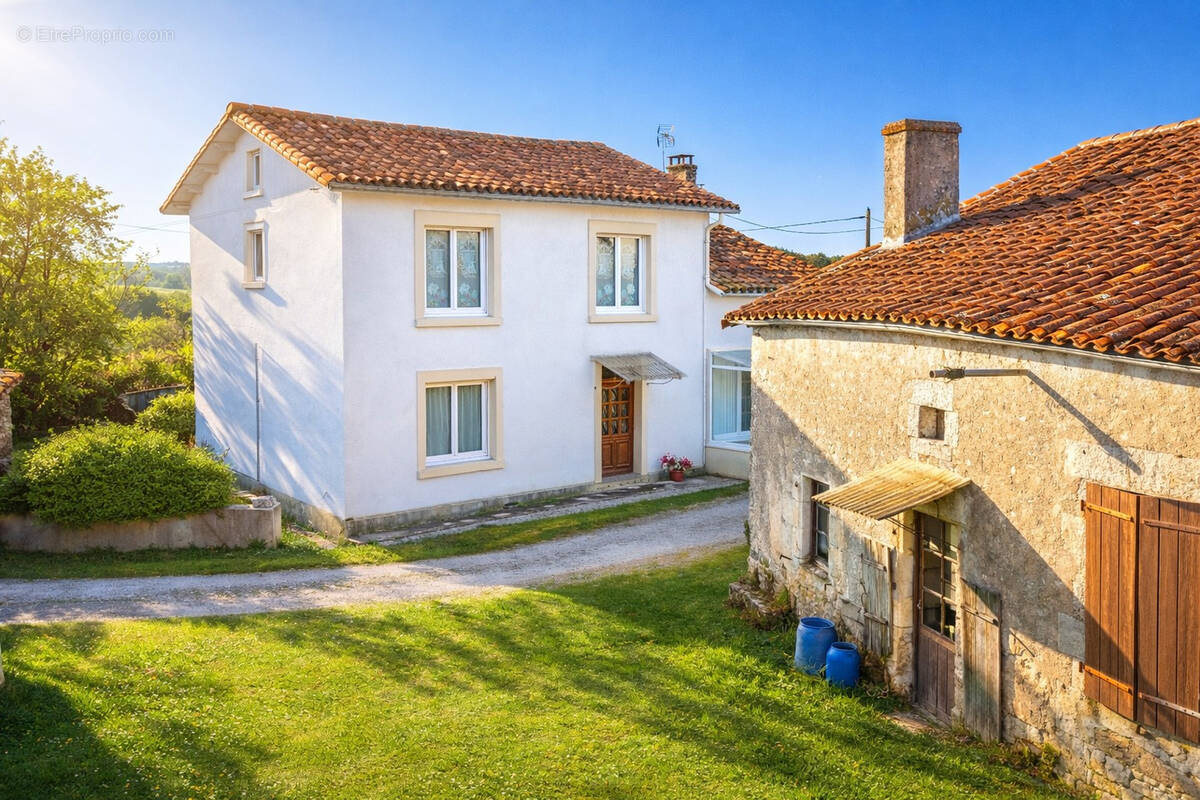 Maison à MONTMOREAU-SAINT-CYBARD