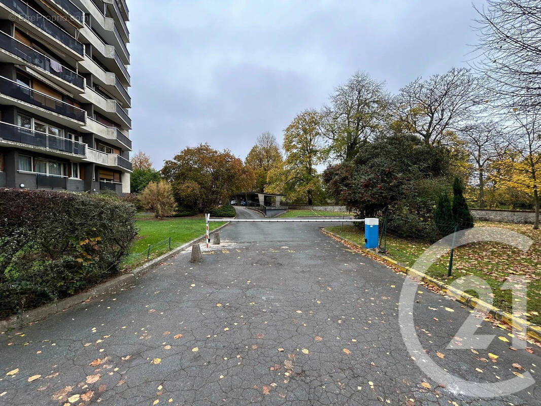 Parking à LE MEE-SUR-SEINE