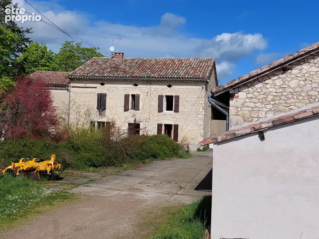Maison en pierre à renover avec dependances et terrain de 2.5 ha attenant - photo 9