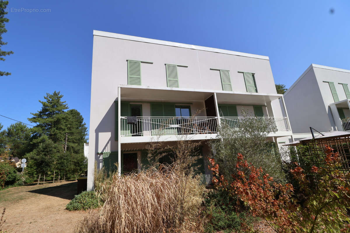 Bâtie sur 550 m2 dans un secteur calme, jolie villa récente de 4ch et 2 sdb - photo 13