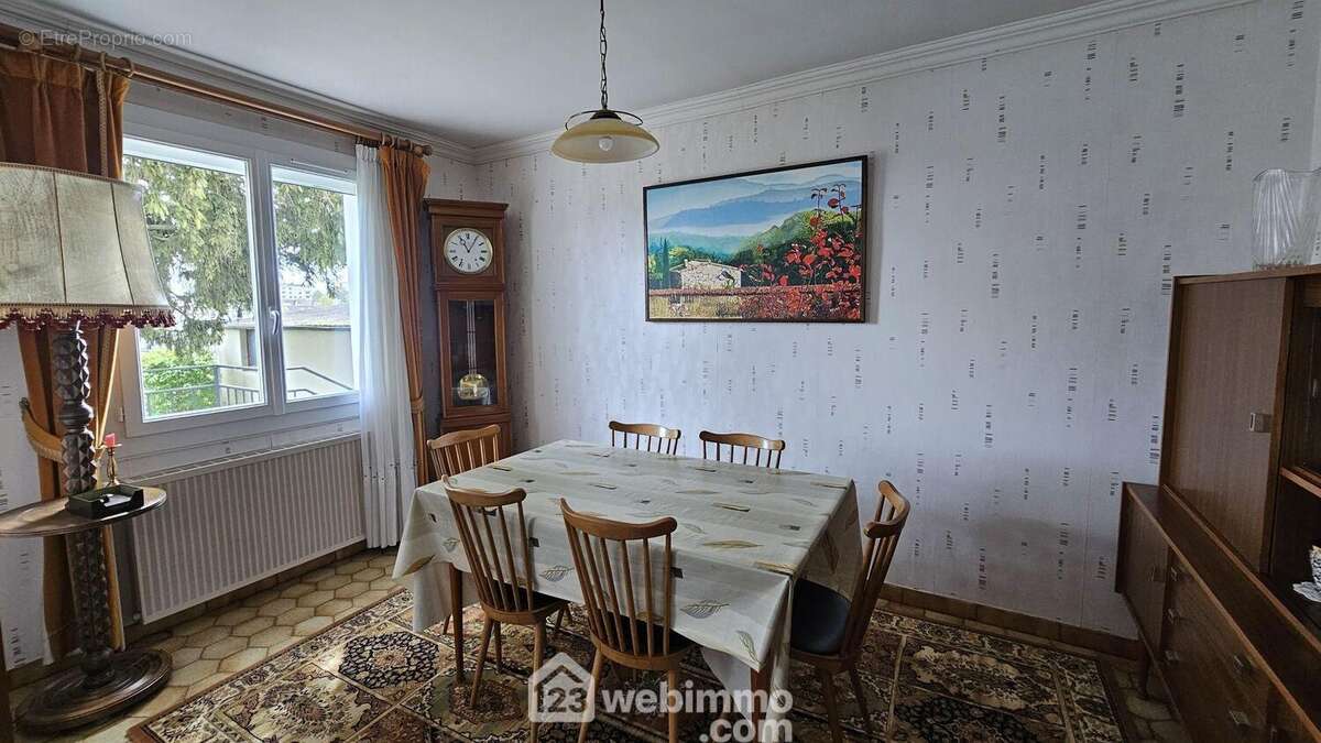 Avec un espace salle à manger. - Maison à MILLY-LA-FORET