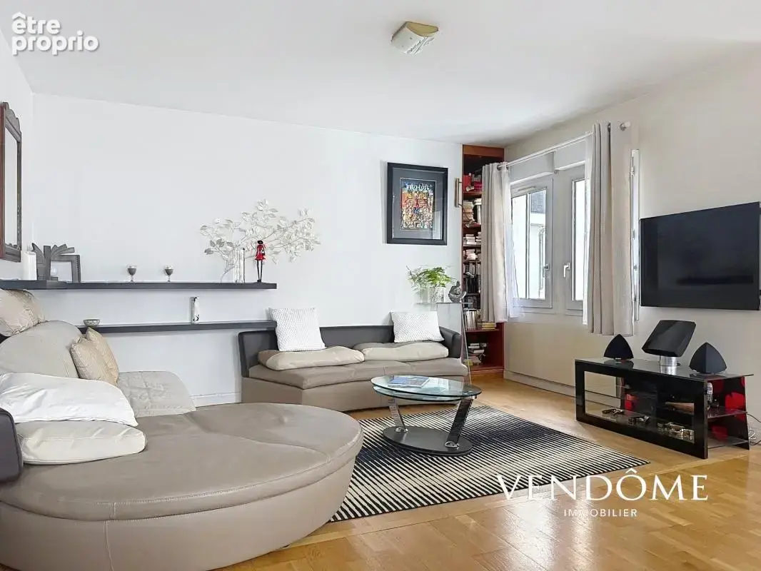 Lille, RUE ROYALE - Appartement 120 m² - 2 Chambres - Parking - photo 2