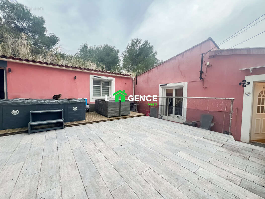 Maison à SAINT-MITRE-LES-REMPARTS