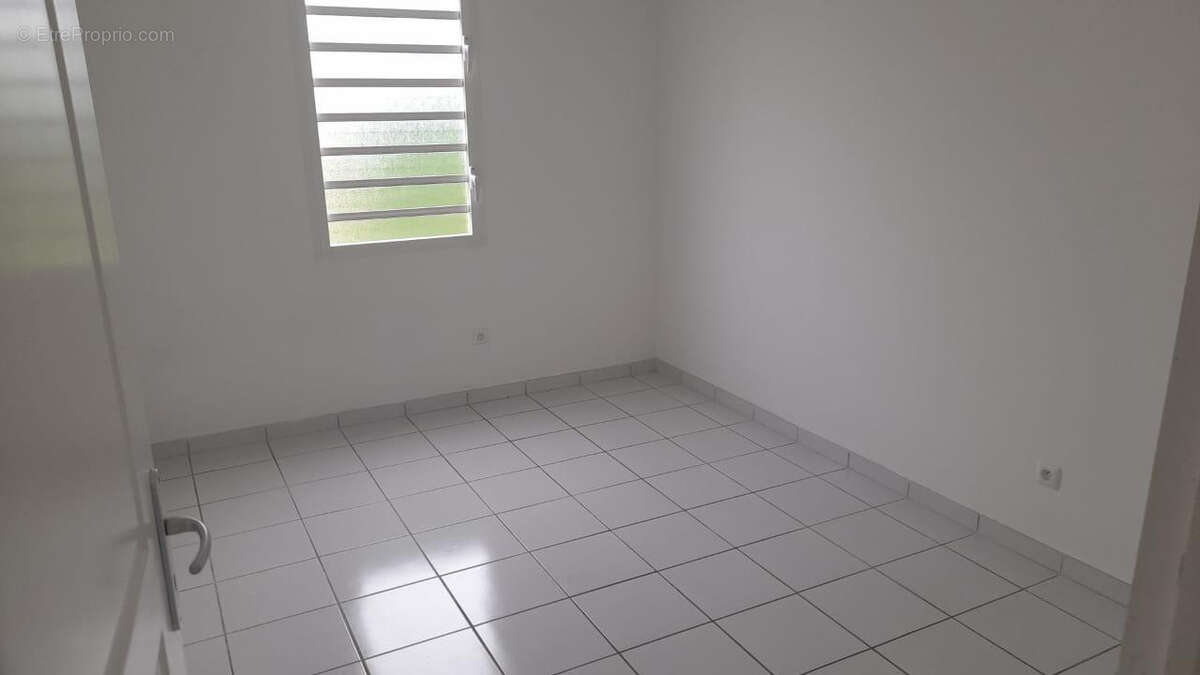 Appartement t3 Secteur Lamentin superficie 61 m2 - photo 7