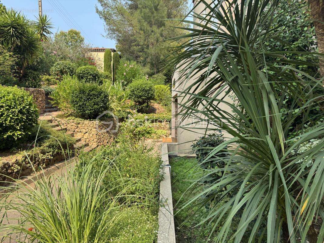 À Saint-Raphaël (83700), dans un quartier recherché, beau T3 de 59,84 m² avec terrasse, jardin privatif de 39 m², garage et cave - photo 26