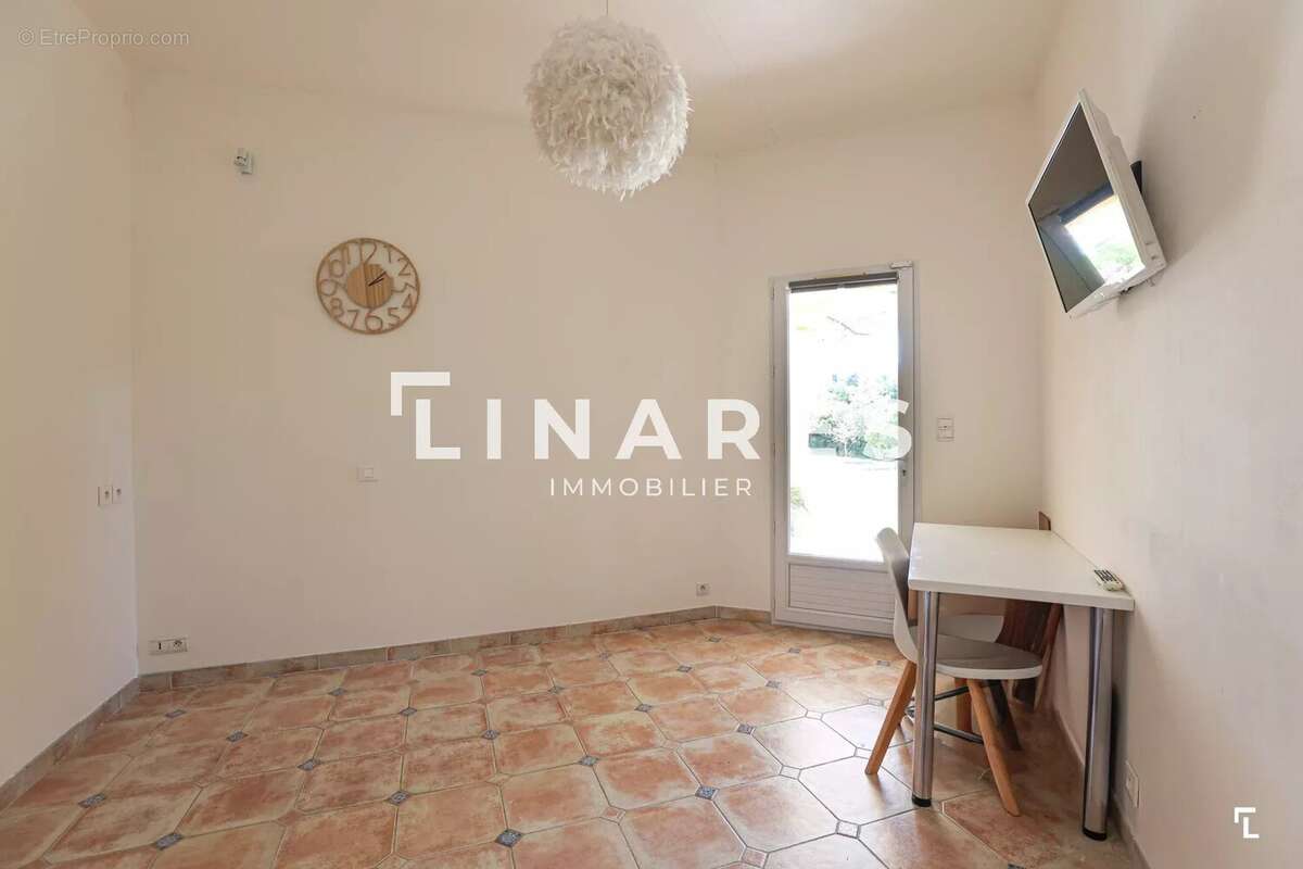 MON DOMAINE EN PROVENCE - Maison T8 de 230m2 dont 50 m2 de dépendances + Terrain 1,3 ha - Piscine - Garage - 13530 TRETS - photo 9