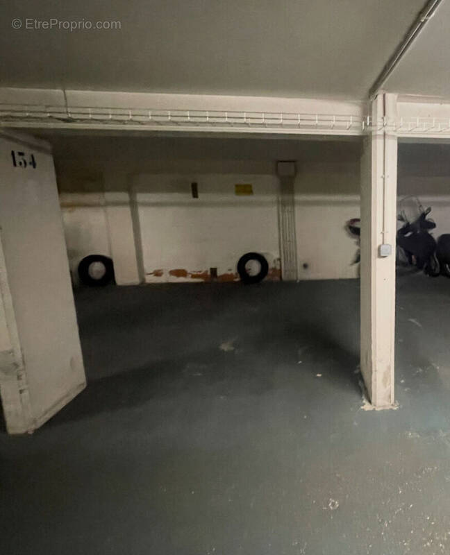 Parking à PARIS-17E