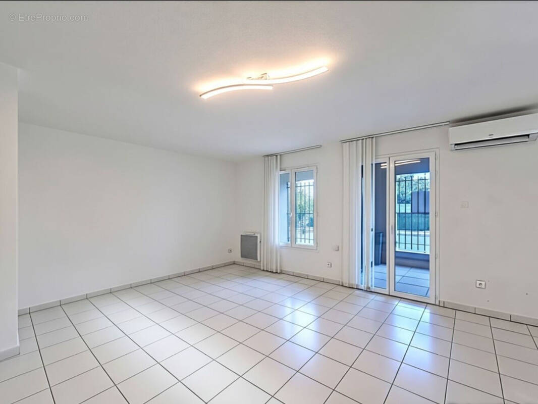 Appartement à ROQUEBRUNE-SUR-ARGENS