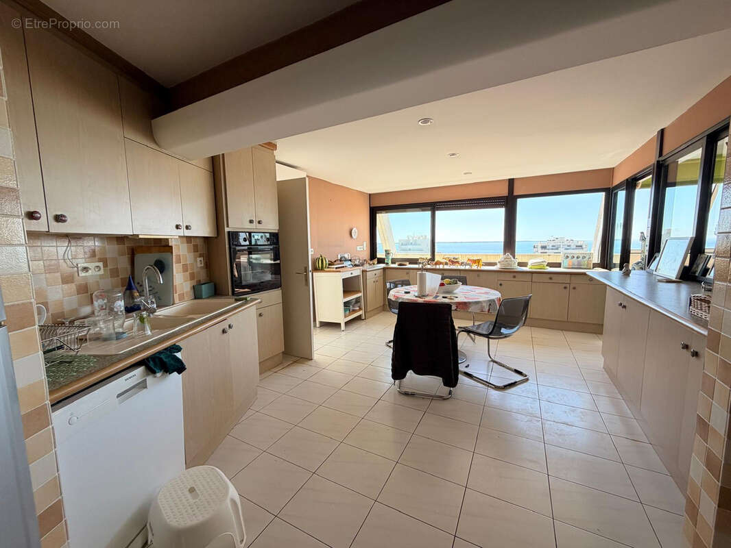 Appartement T3 de 130m2 au 9ème et dernier étage avec parking et garage - CENTRE VILLE VUE MER LA GRANDE MOTTE - photo 9
