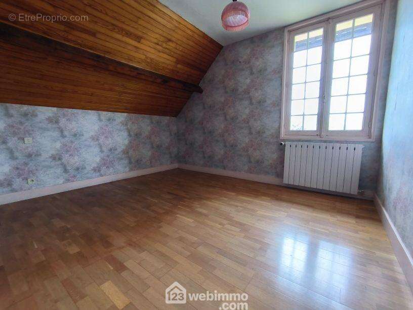 Une deuxième chambre de 9 m² - Maison à VAILLY-SUR-AISNE
