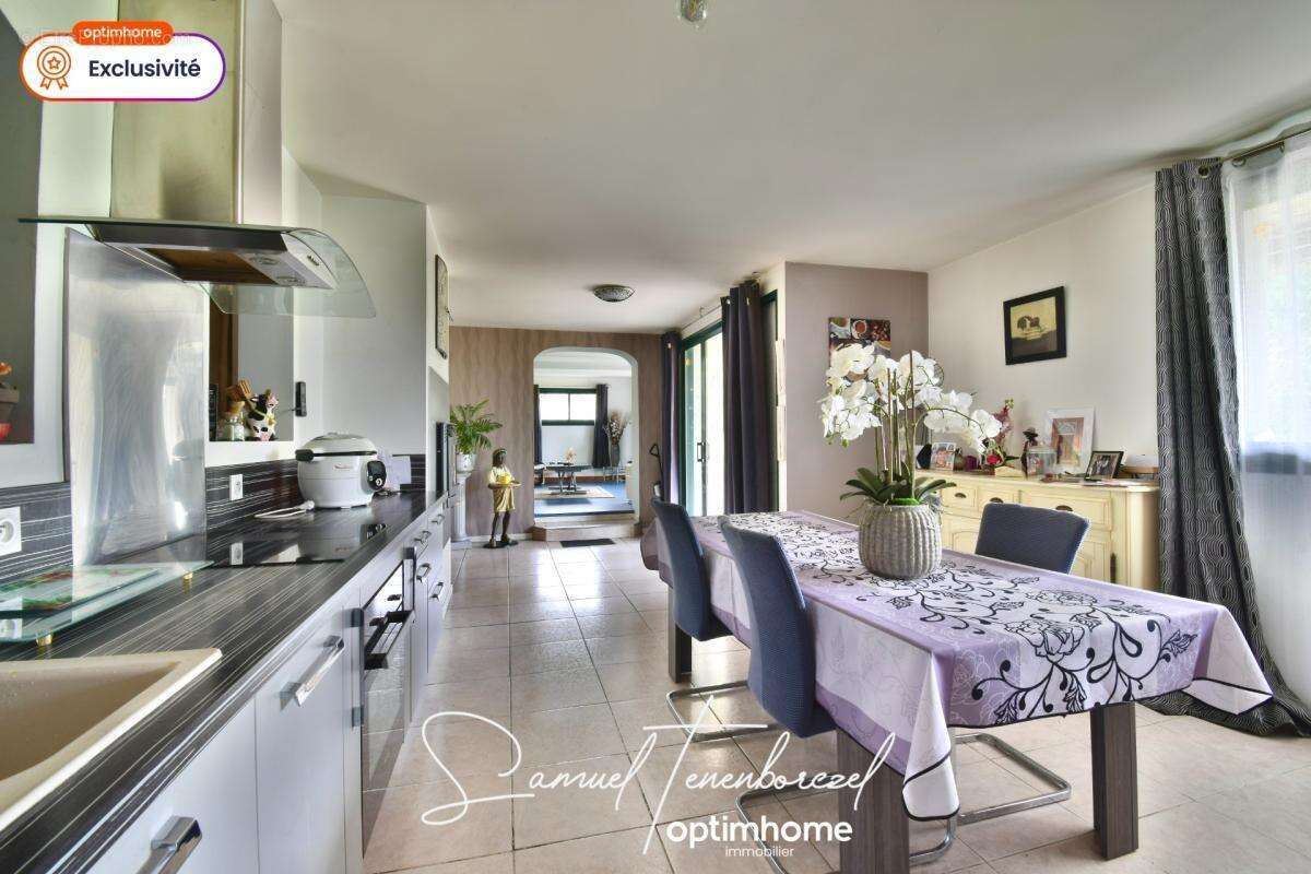 Maison familiale de 196 m² avec 4 chambres, double garage et grand terrain – Beuzeville (27210) - photo 2