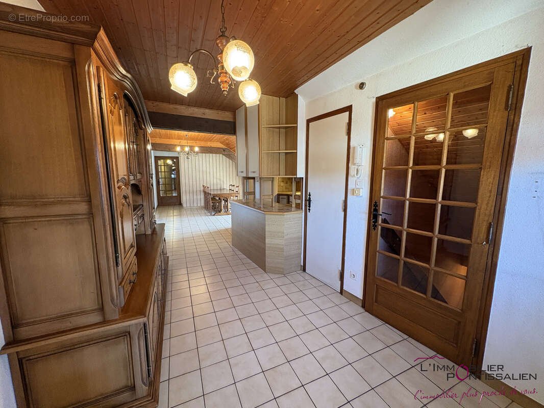 Pontarlier - centre ville : appartement de type 4 avec cave et garage - photo 7