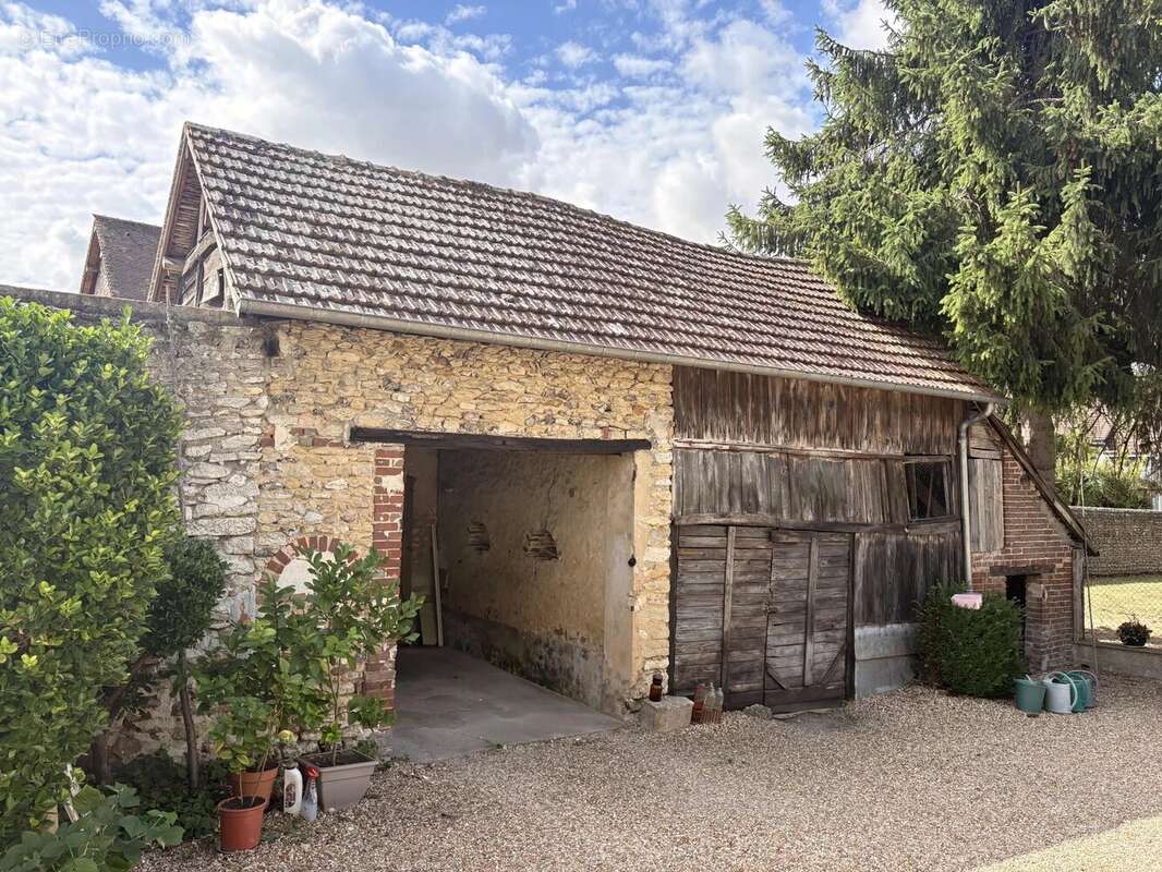 Maison familiale avec logement indépendant et dépendances - photo 17
