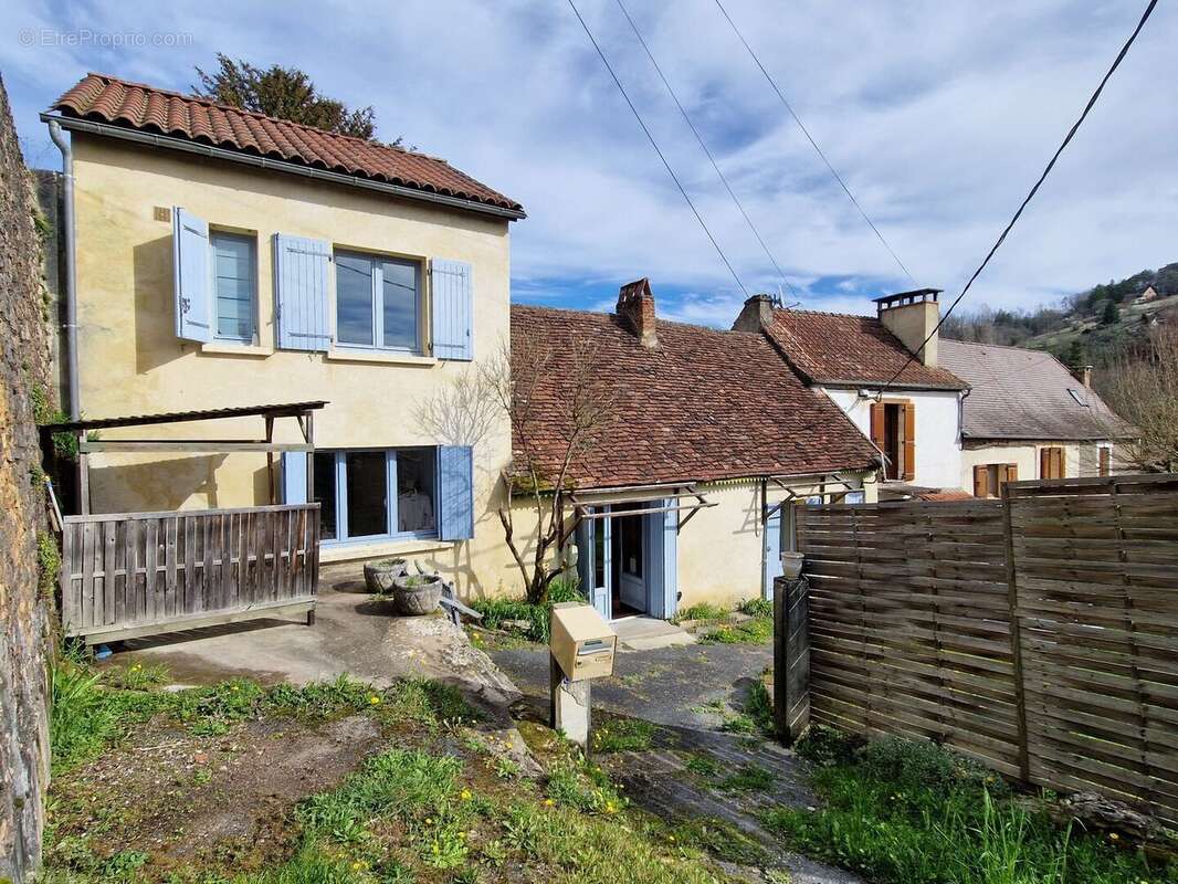 façade - Maison à LE BUGUE