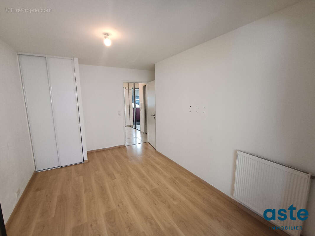 Grande chambre avec placards intégrés