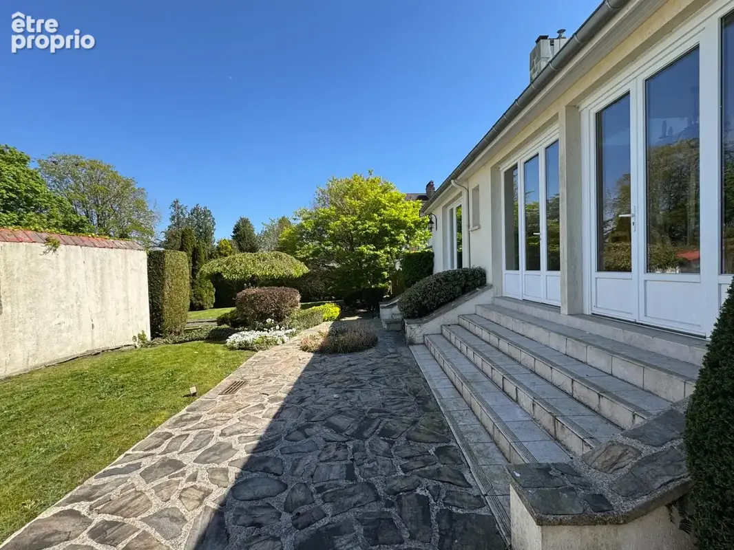  Élégante maison semi-individuelle – Centre-ville de Fourmies – 159 m² – Jardin arboré – Garage 45 m² - photo 3