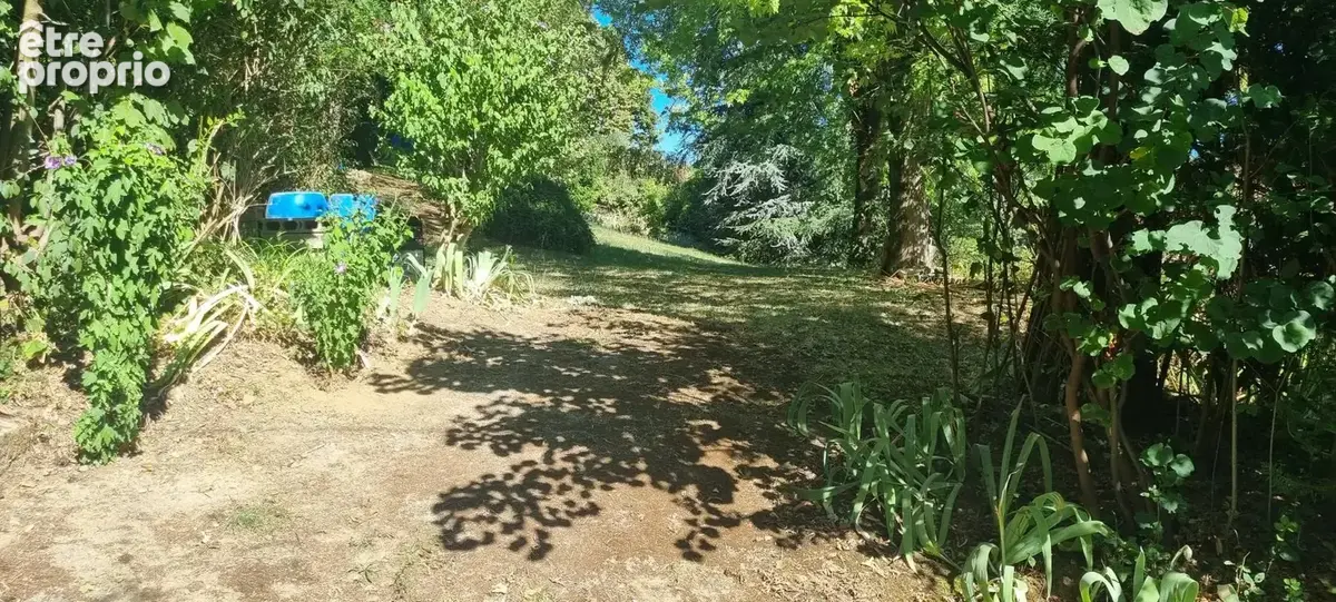 Photo Terrain à Fontaines-Saint-Martin au prix de 370 000€