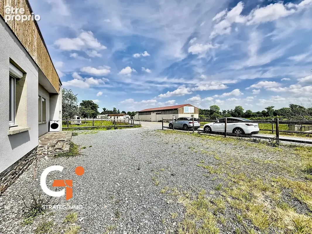 Ensemble immobilier à usage d'habitation et professionnel - Pont Hébert 12 pièces 635m2 - photo 3