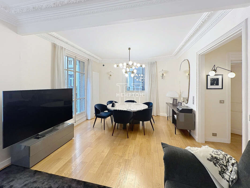 Appartement à PARIS-16E