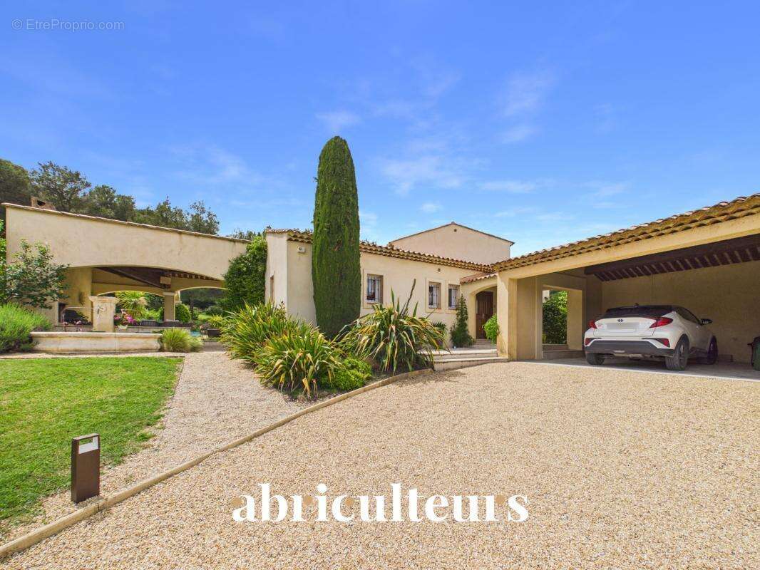 Prestigieuse maison T8 de 233m² sur un terrain de 6700m² avec piscine à Rognes 13840 - photo 6