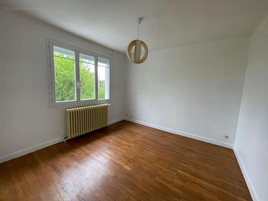 Maison à DUN-SUR-AURON