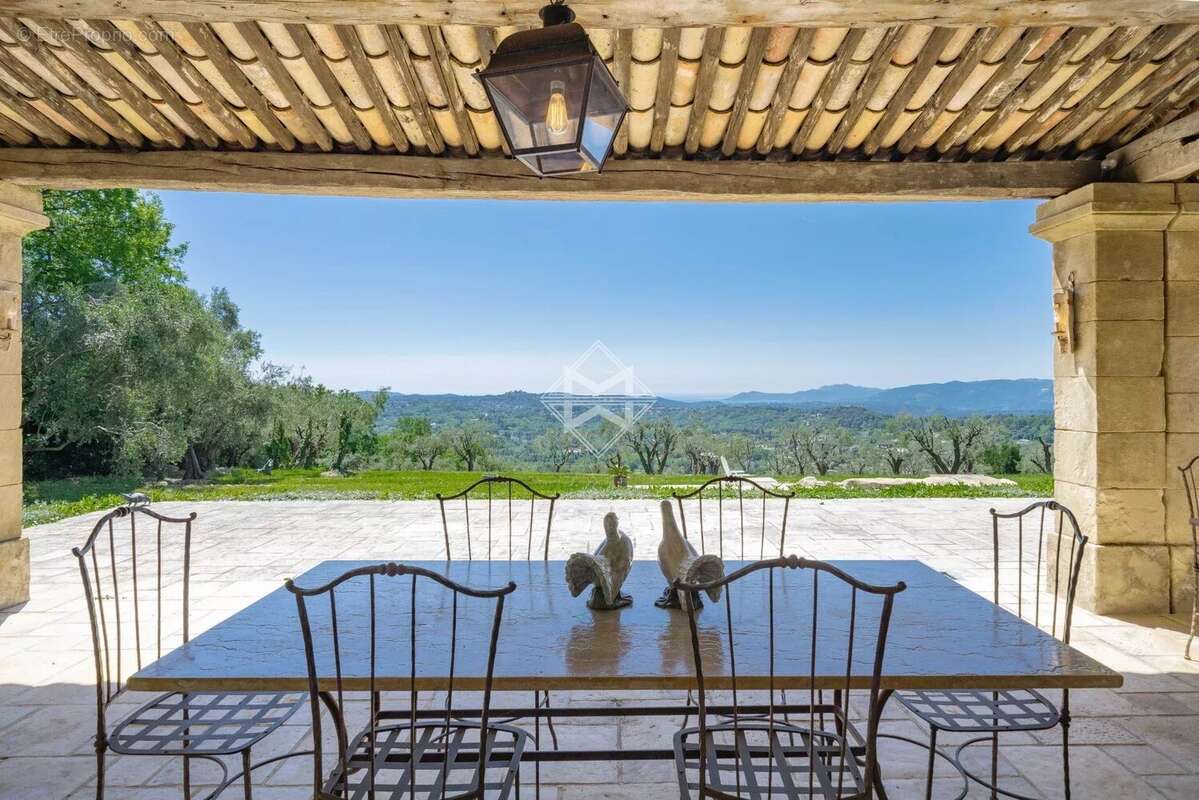 Maison à CHATEAUNEUF-GRASSE