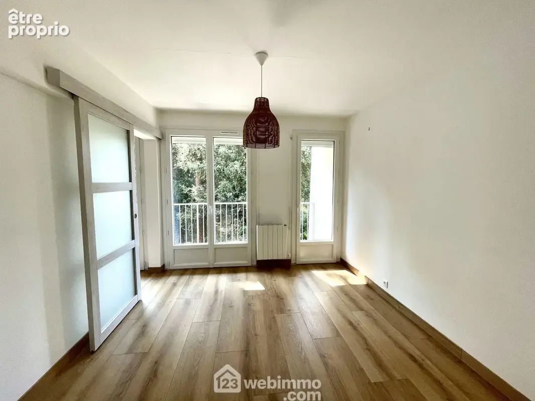 Chambre avec accès balcon et salle de douche.